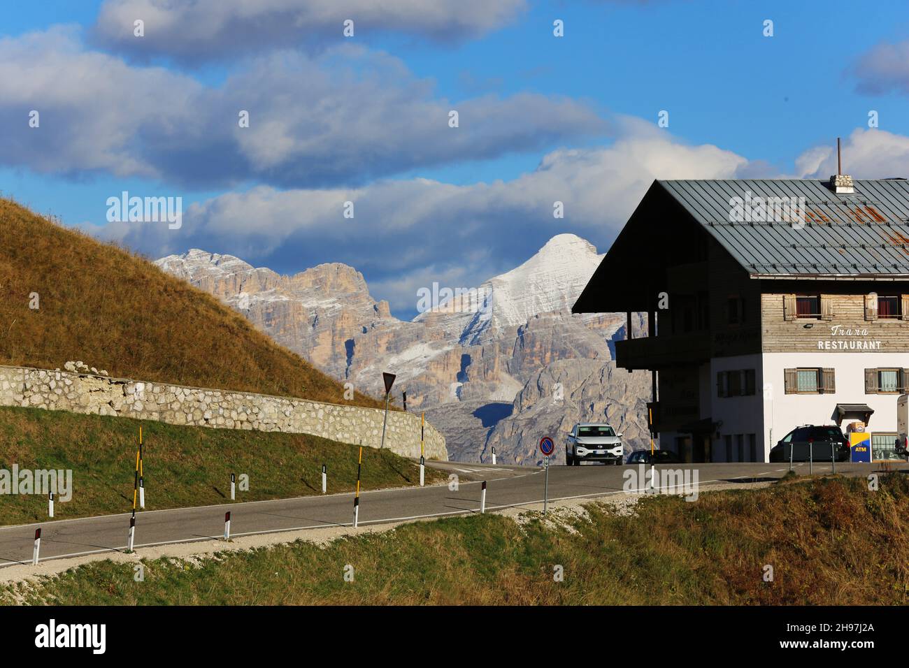 Dolomiti, Dolomiti, Südtirol, Trentino, Italien, Alpenstrasse mit Kehren und Kurven und Tornatis am Grödner Joch mit Berggipfel Foto Stock