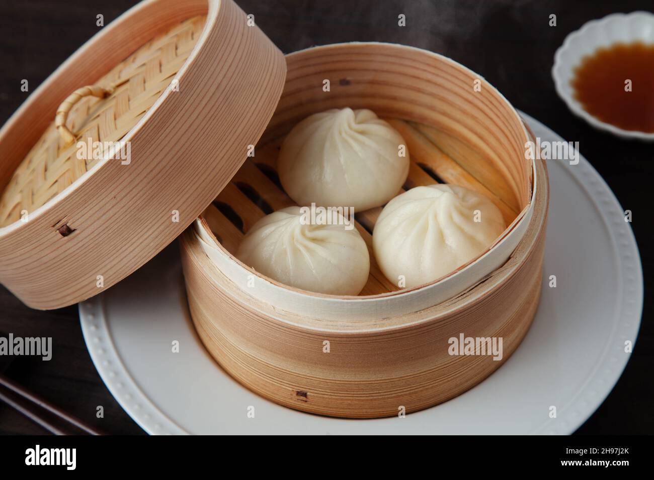 Xiaolongbao cinese mantou di mungere al vapore su tavolo di legno Foto Stock