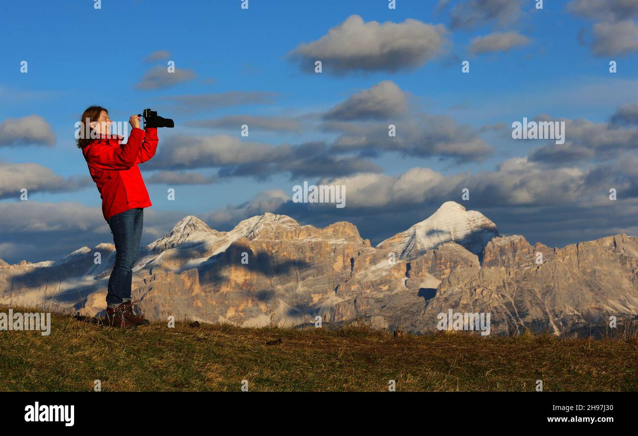 Selfie Photos in den Dolomiten, Dolomiti, Südtirol, Italien, leuchtende Gipfel der Felsen und Berge vom Gadertal mit Frau und atemberaubenden Wolken Foto Stock