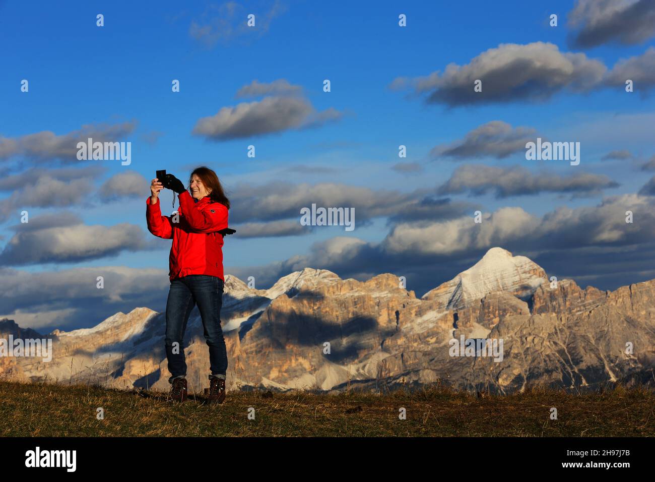 Selfie Photos in den Dolomiten, Dolomiti, Südtirol, Italien, leuchtende Gipfel der Felsen und Berge vom Gadertal mit Frau und atemberaubenden Wolken Foto Stock