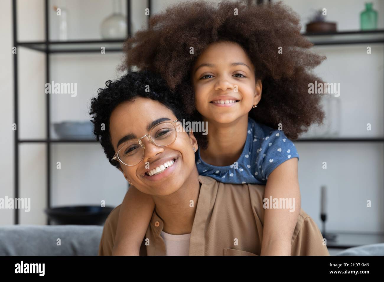 Ritratto di felice legame della famiglia afroamericana. Foto Stock