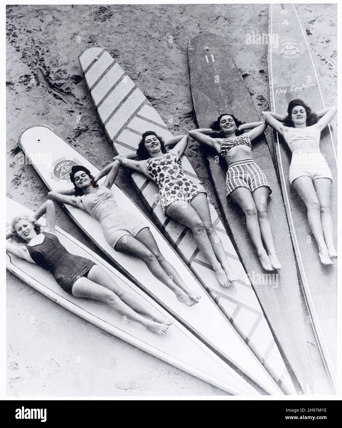 Bellezza da bagno in tute da bagno - Surf Sirens - Manly Beach, New South Wales, Australia - 1938-46 Foto Stock