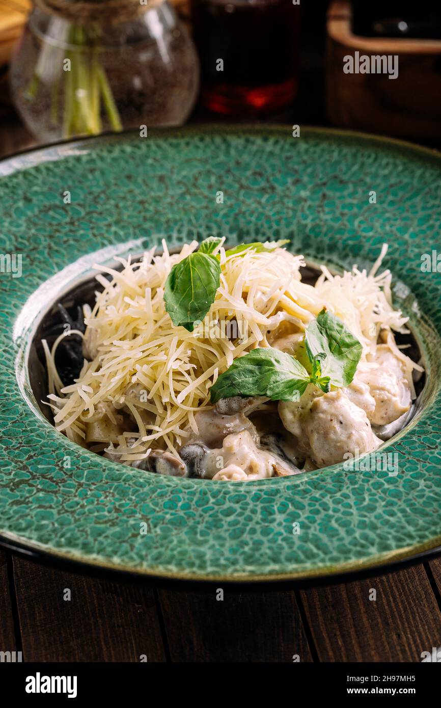 Fetuchini al sugo di panna con pollo e funghi Foto Stock