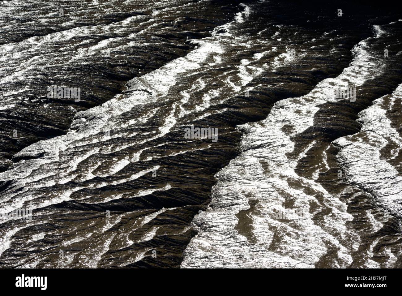 Il fango nella gola di Avon a bassa marea assomiglia alle immagini satellitari delle terre, delle valli e dei fiumi, raccolte dal sole basso. Bristol, Regno Unito Foto Stock