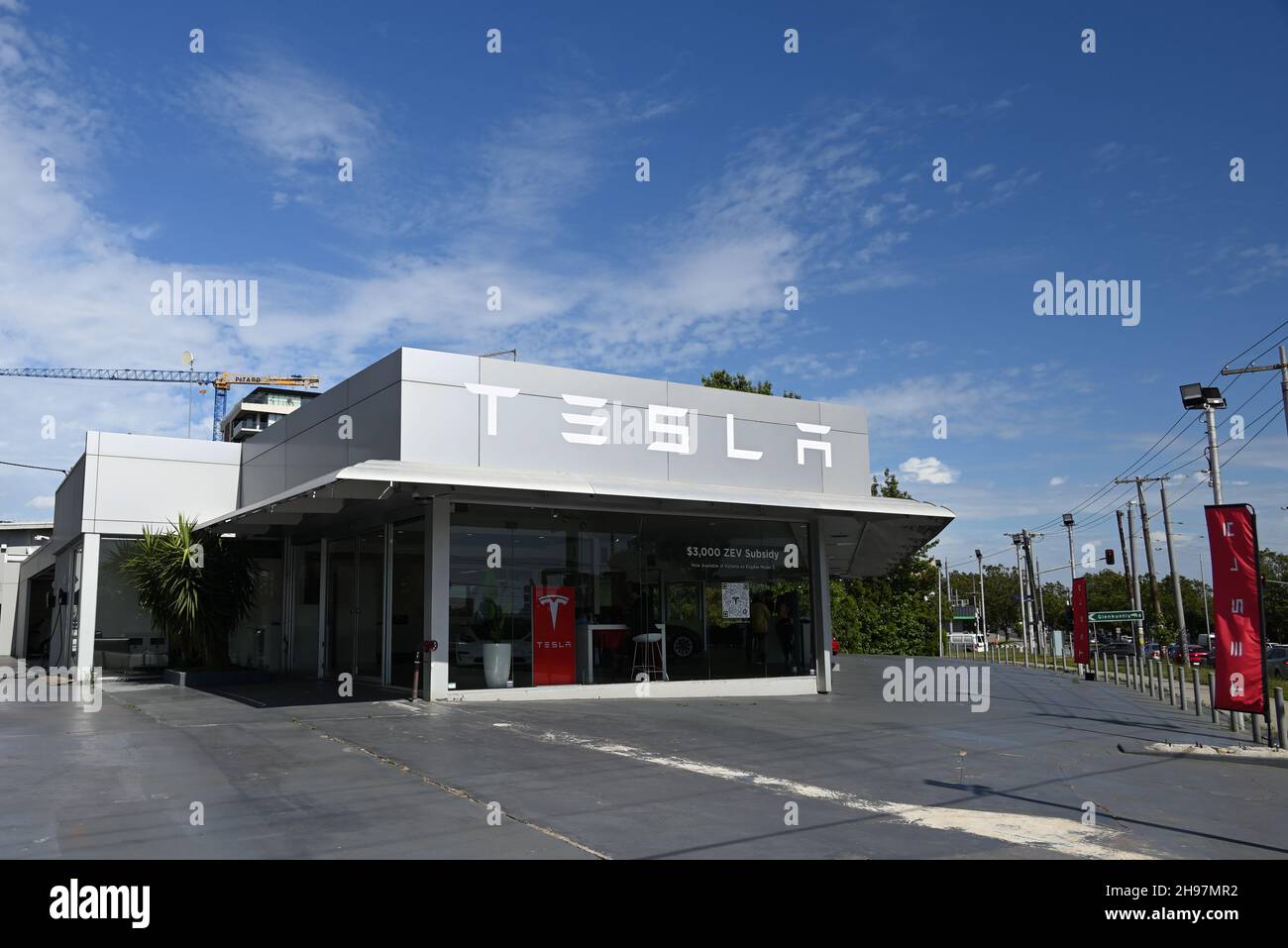 Ingresso alla concessionaria Tesla Brighton, in Brighton Rd, con clienti, addetti alle vendite e automobili visibili all'interno dell'edificio Foto Stock