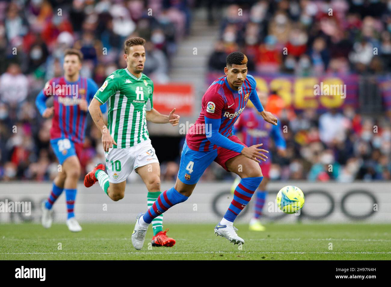 Ronald Araujo del FC Barcelona e Sergio Canales del Real Betis durante il campionato spagnolo la Liga partita di calcio tra il FC Barcelona e il Real Betis Balompie il 4 dicembre 2021 allo stadio Camp Nou di Barcellona, Spagna - Foto: Xavier Bonilla/DPPI/LiveMedia Foto Stock