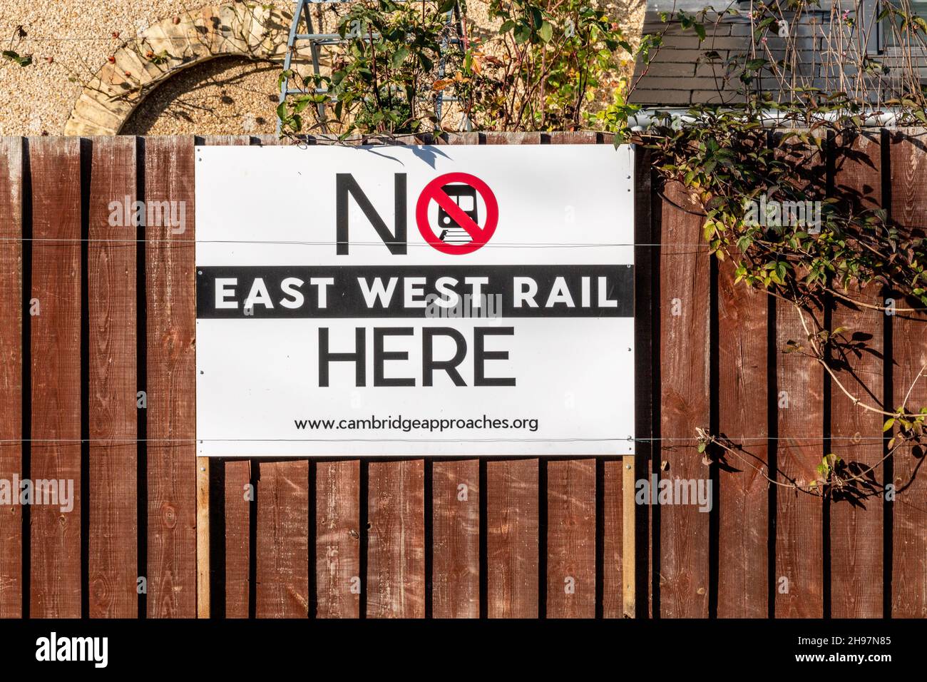 Qui non c'è la East West Rail. Un segno fatto da Cambridge si avvicina protestando contro la nuova ferrovia che attraversa Shelford, Cambridgeshire, Regno Unito Foto Stock