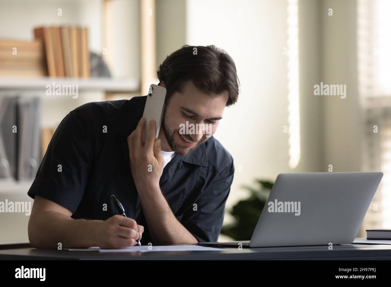 Buon lavoratore di ufficio maschile, dipendente che lavora al telefono in ufficio Foto Stock