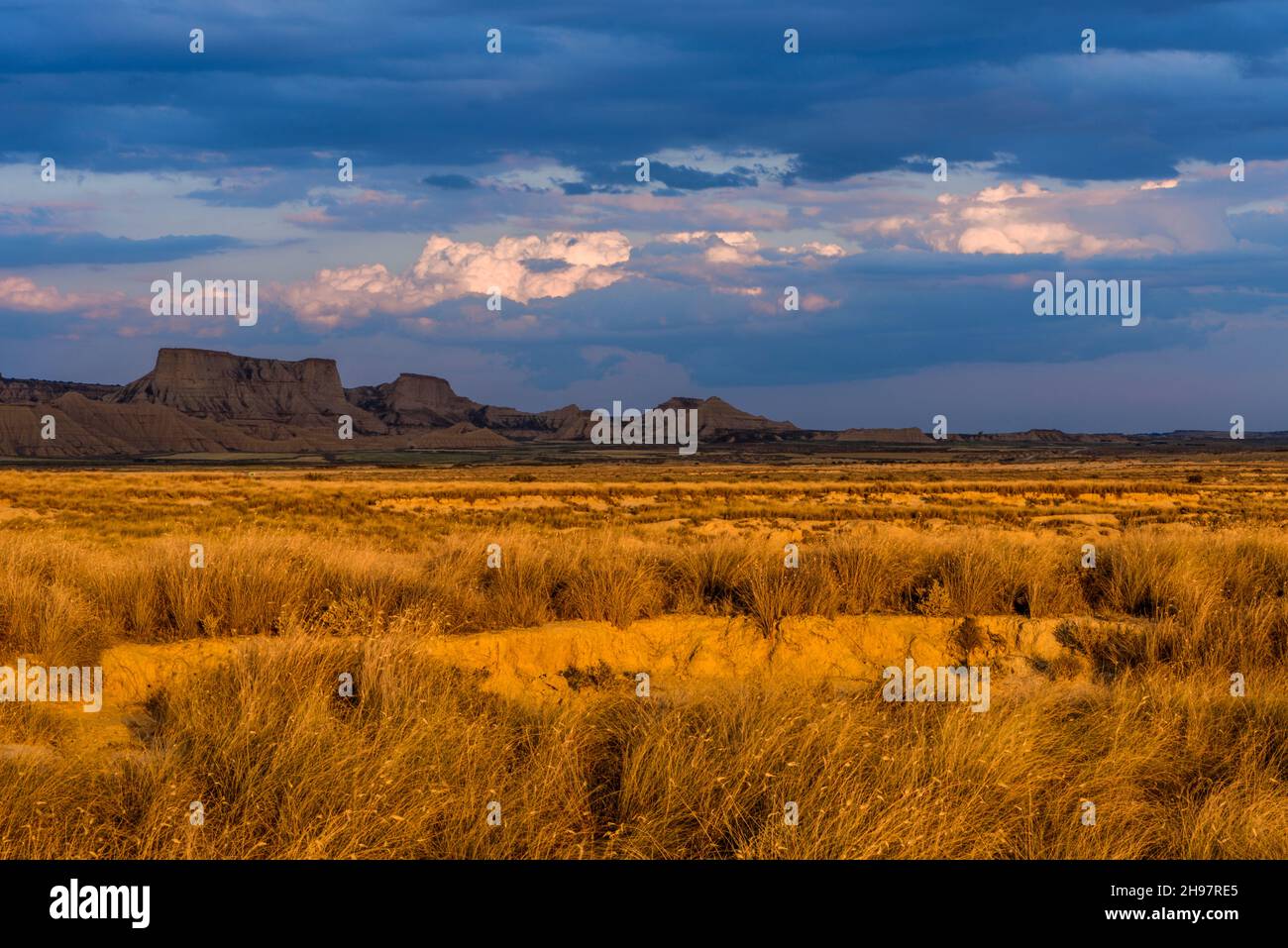 Tramonto nelle Banderas Reales con in una giornata buia, Arguedas, Navarra, Spagna Foto Stock