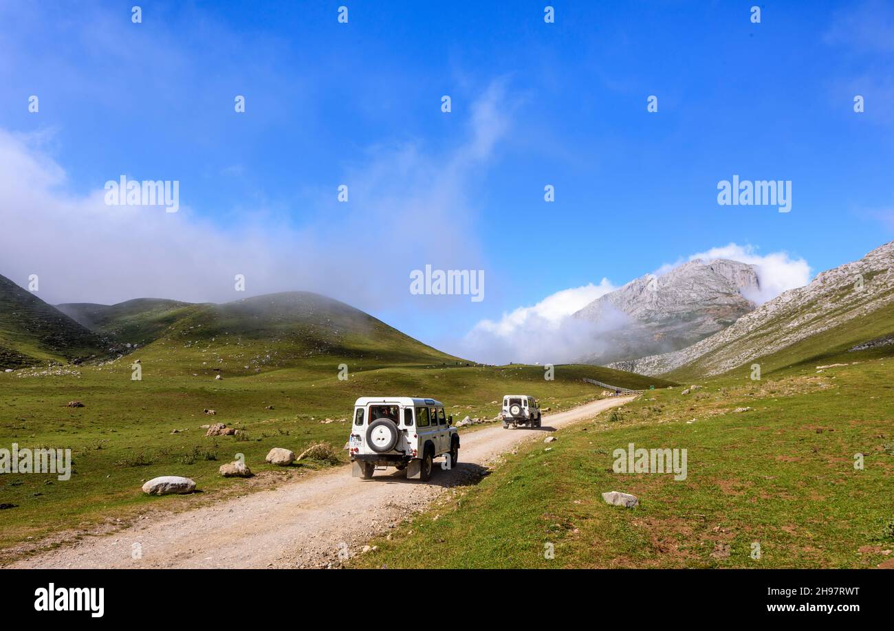 SOTRES, SPAGNA - 4 AGOSTO 2021: Due veicoli fuoristrada bianchi Land Rover Defender in montagna Foto Stock