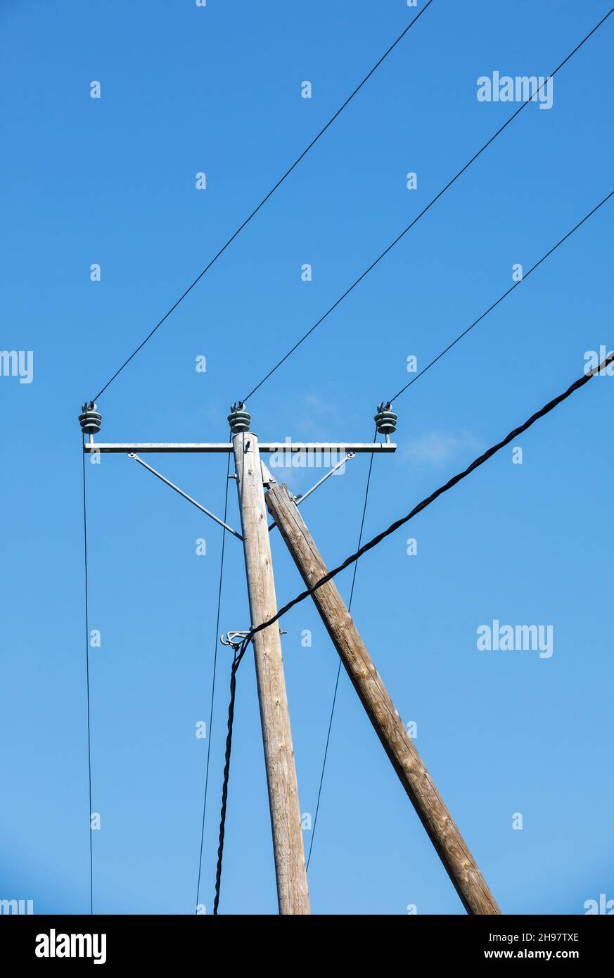 Asta di servizio e linee di alimentazione in legno Foto Stock