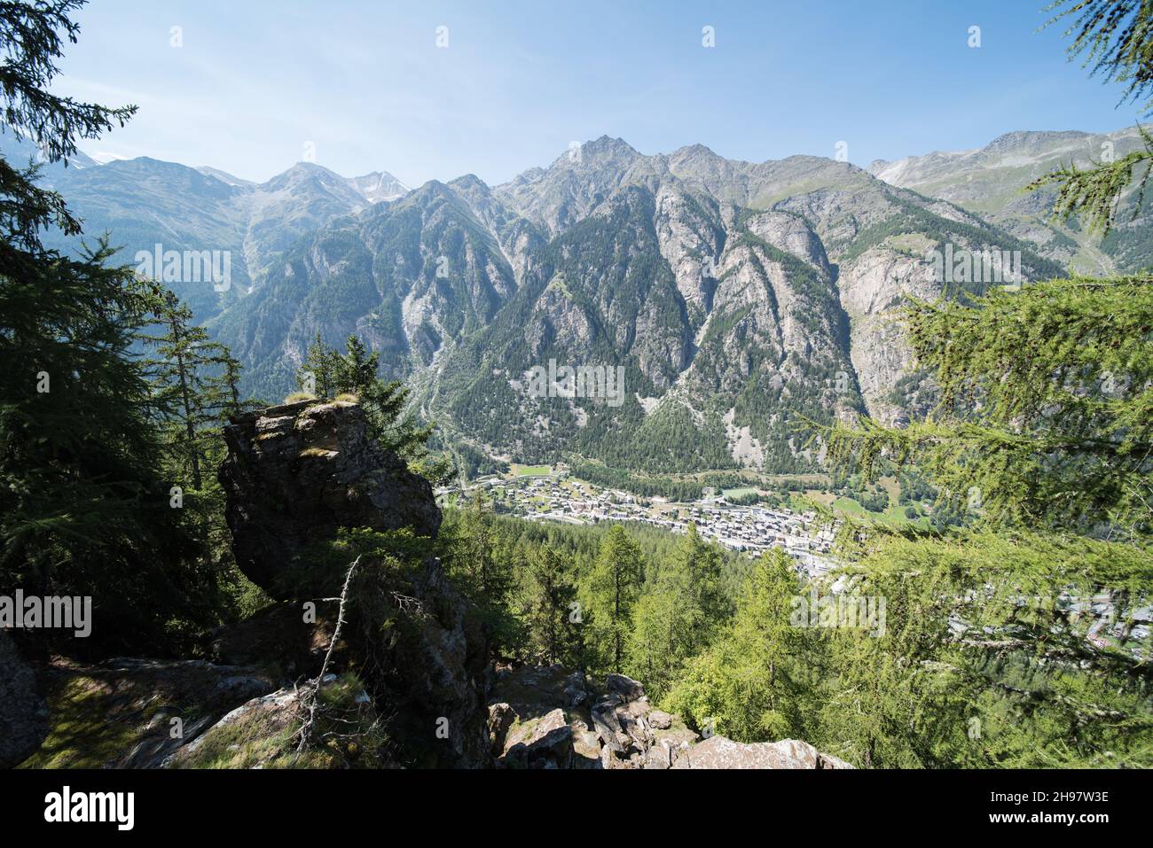 paesaggio e vista della valle della materia dal sentiero escursionistico europa. Il percorso escursionistico va da Grächen a Zermatt. Foto Stock