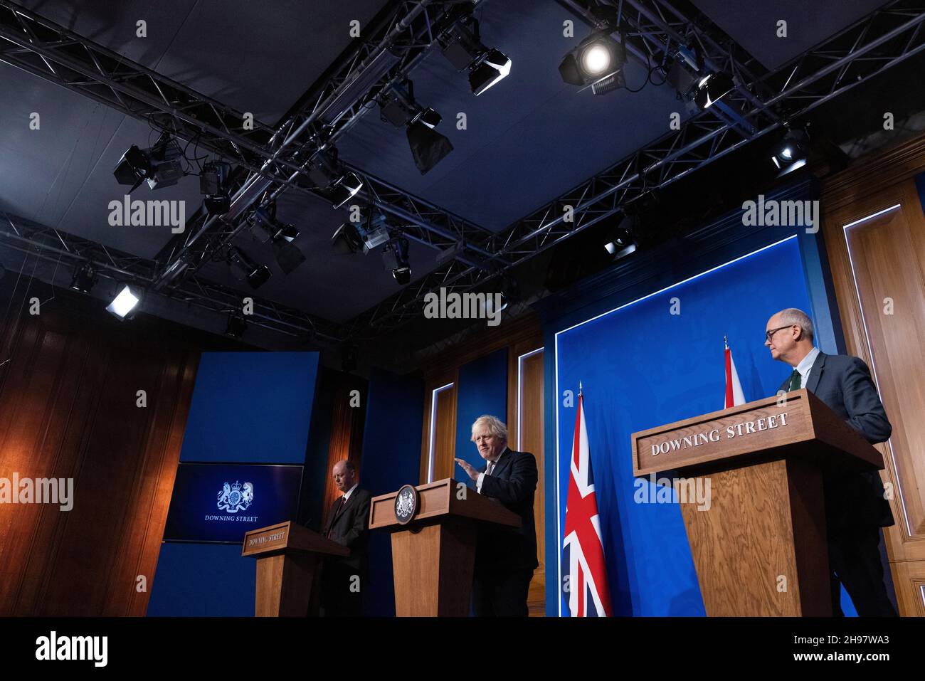 LONDRA, INGHILTERRA, Regno Unito - 27 novembre 2021 - il primo ministro britannico Boris Johnson tiene una conferenza stampa Covid-19 insieme a Chris Whitty, Chief Medical of Foto Stock
