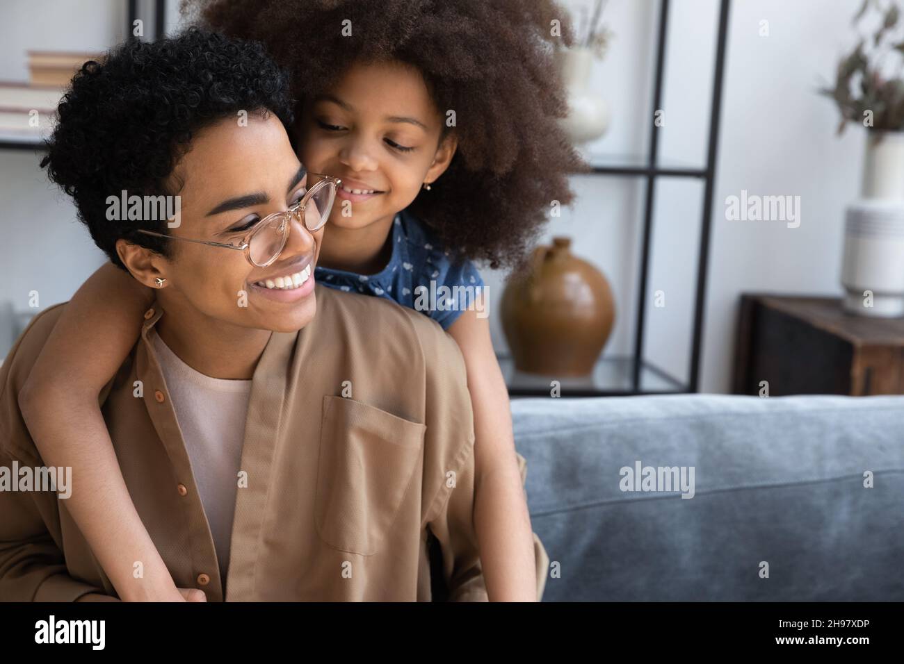 Felice legame con la famiglia afroamericana godendo il tempo insieme. Foto Stock