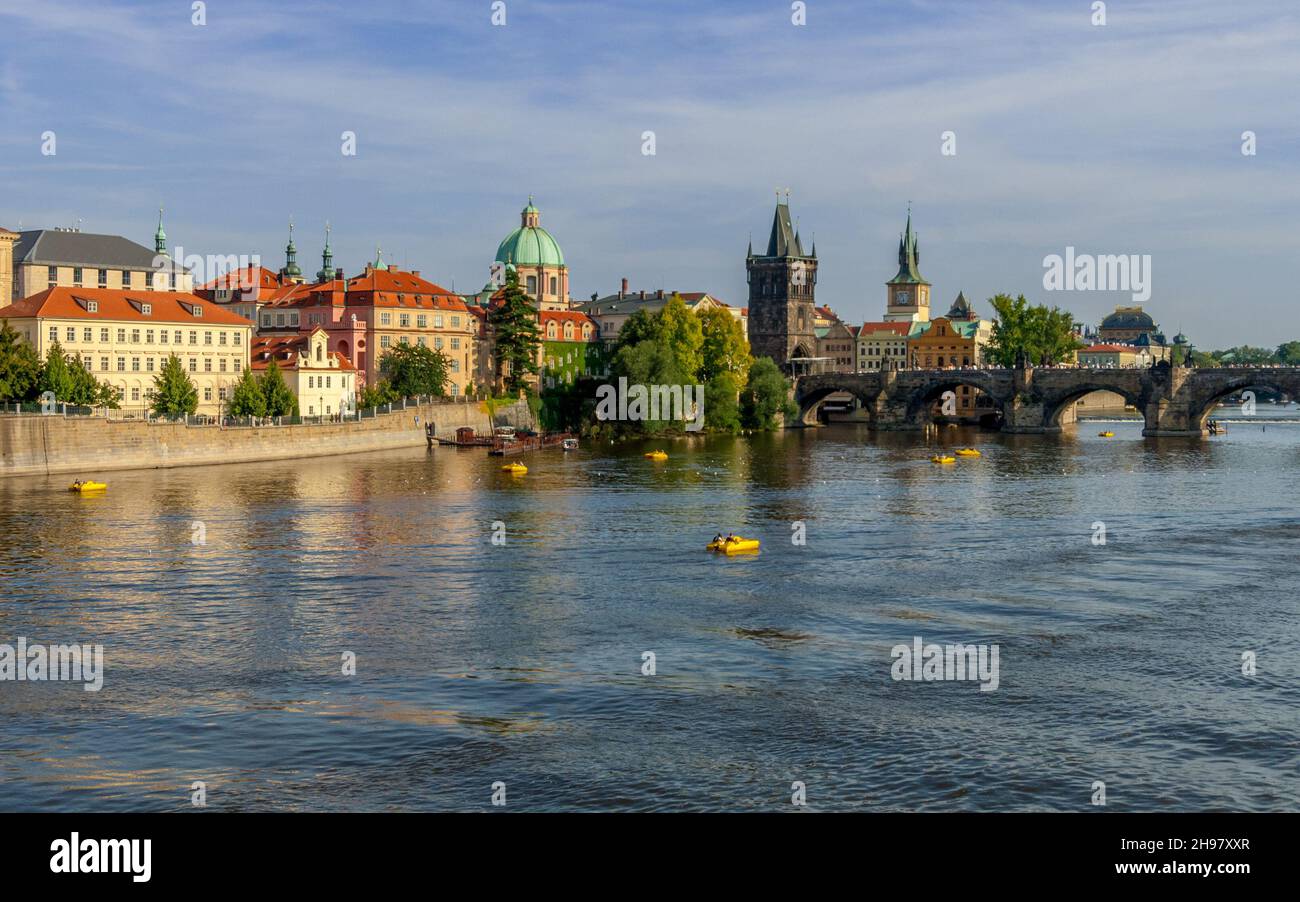 Il fiume Moldava di Praga, il Ponte Carlo e i colorati edifici storici della Città Vecchia. Foto Stock