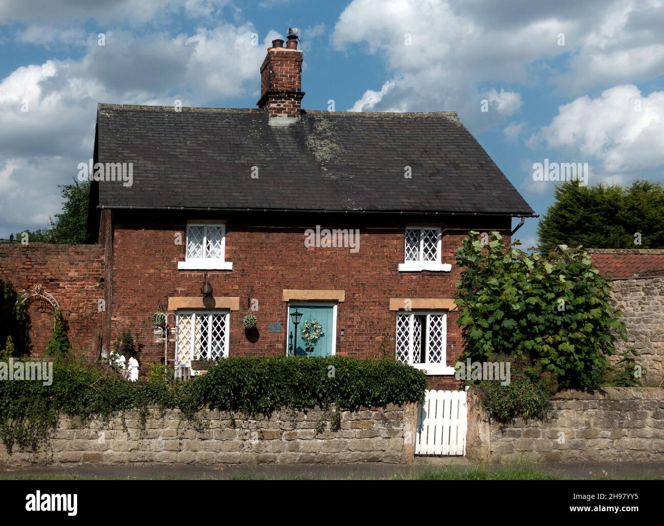 Piccolo cottage in mattoni grazioso a Barlborough, Derbyshire Foto Stock