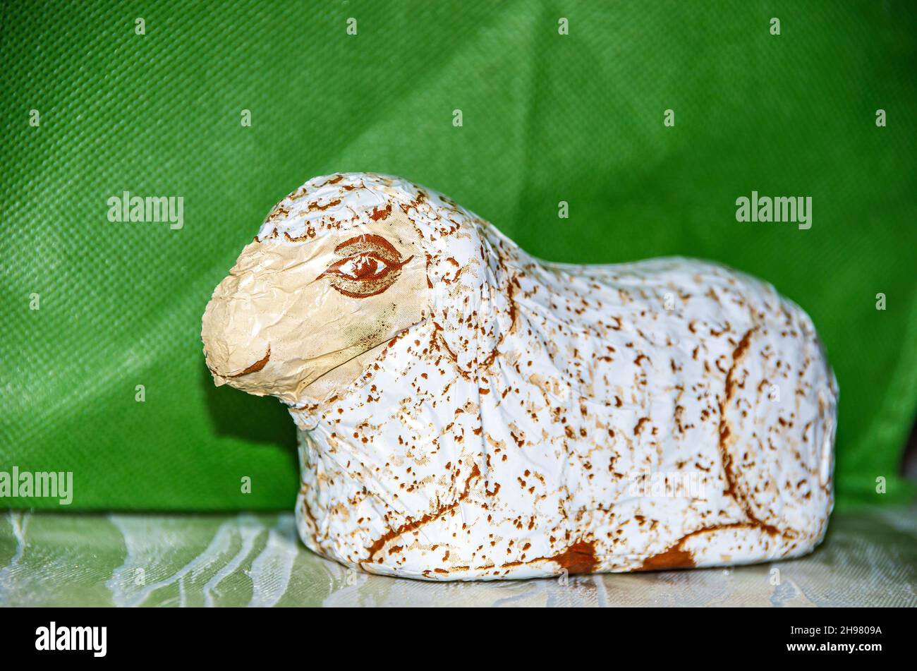 Handelsübliches Osterlamm aus Schokolade, wie es üblicherweise um die Osterzeit herum vom Handel vertrieben wird. Cioccolato commerciale di agnello di Pasqua, AS Foto Stock