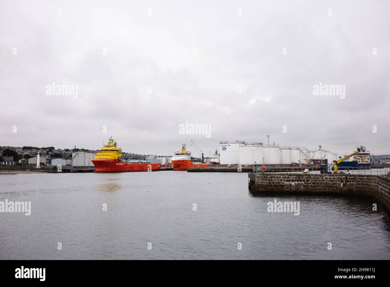 L'industria petrolifera e del gas offshore fornisce navi ancorate nel porto di Aberdeen. Foto Stock