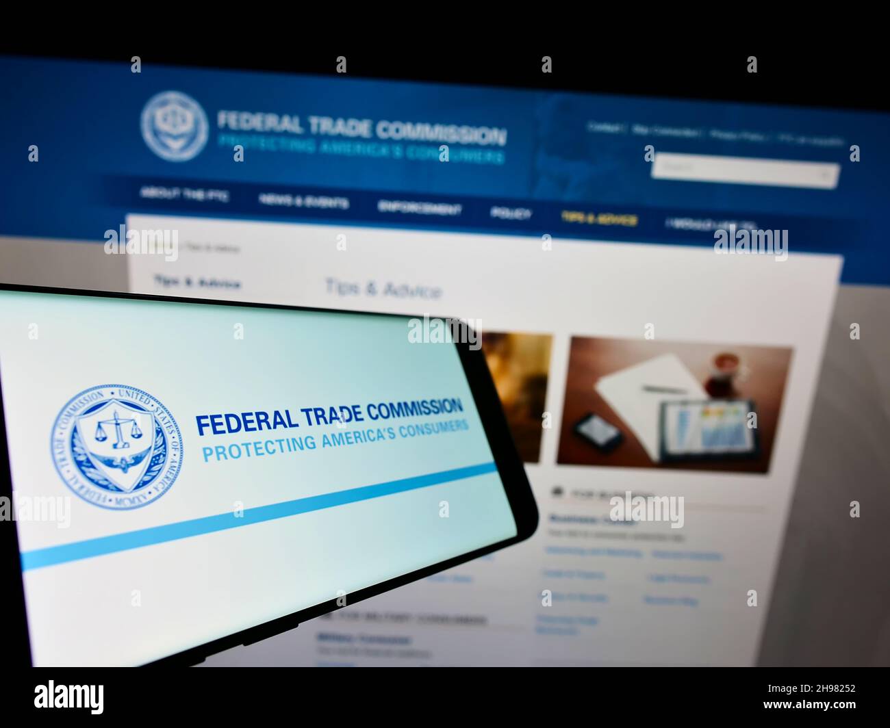 Smartphone con logo dell'agenzia governativa statunitense Federal Trade Commission (FTC) sullo schermo davanti al sito Web. Messa a fuoco al centro-sinistra del display del telefono. Foto Stock