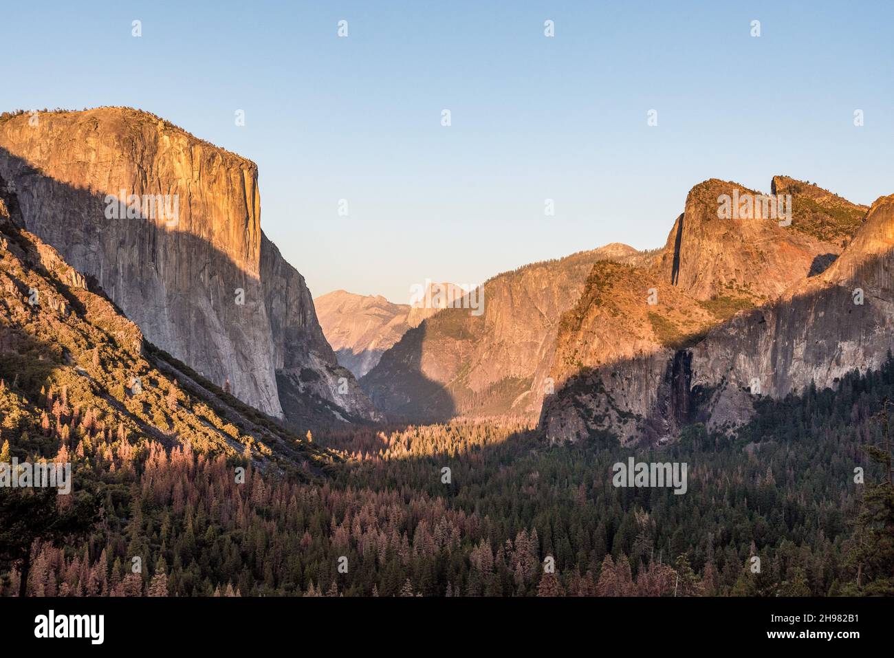 Tramonto panoramico sulla Yosemite Valley dal punto di vista del tunnel, USA Foto Stock