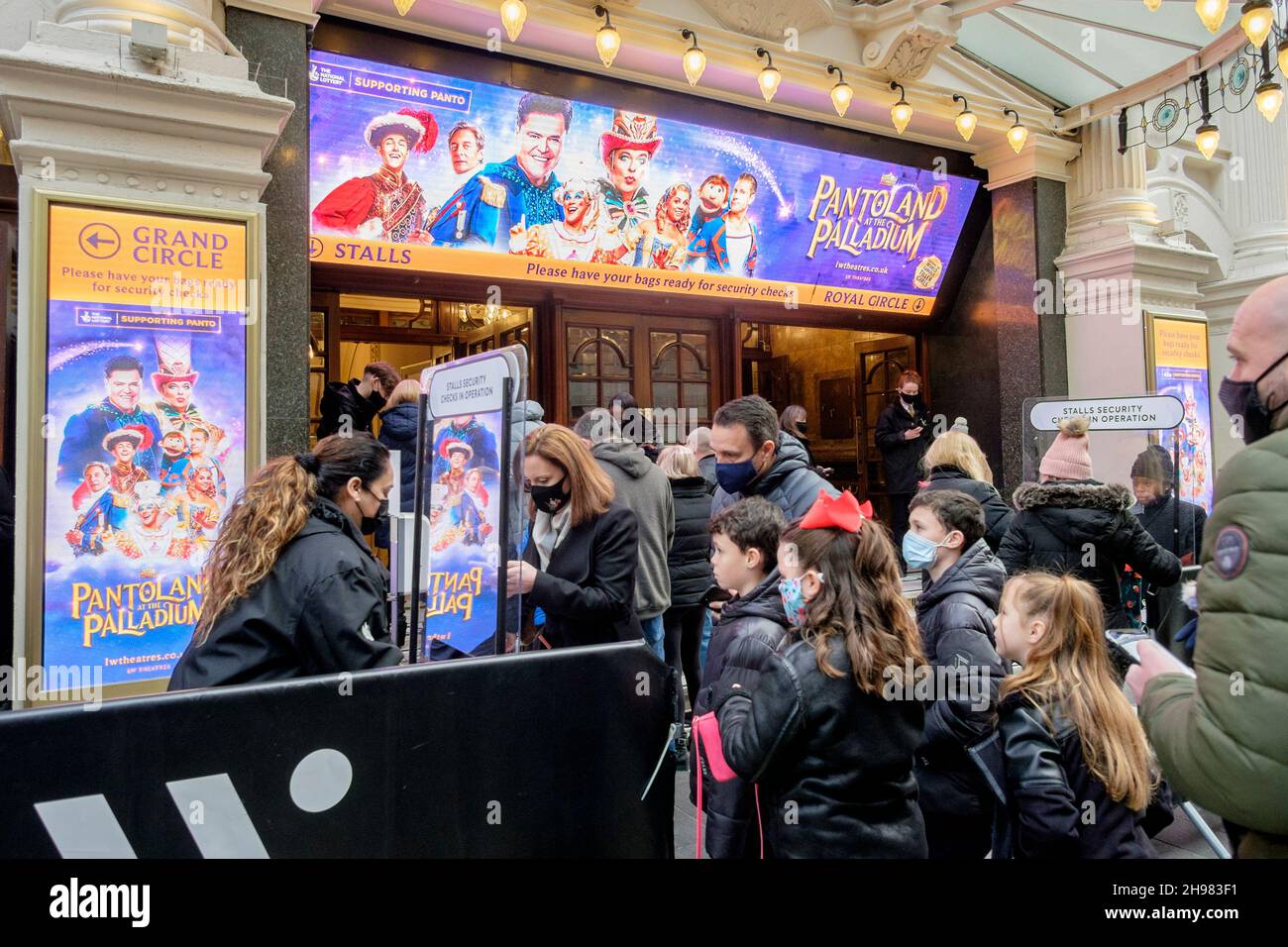 4 dicembre 2021: Pantoland al London Palladium apre per le tradizionali performance natalizie dopo che la produzione dello scorso anno è stata cancellata a causa della pandemia del coronavirus. Lo spettacolo di famiglia che vede le stelle Donny Osmond e Julian Clary corre fino al 9 gennaio. Londra, Regno Unito. Foto Stock