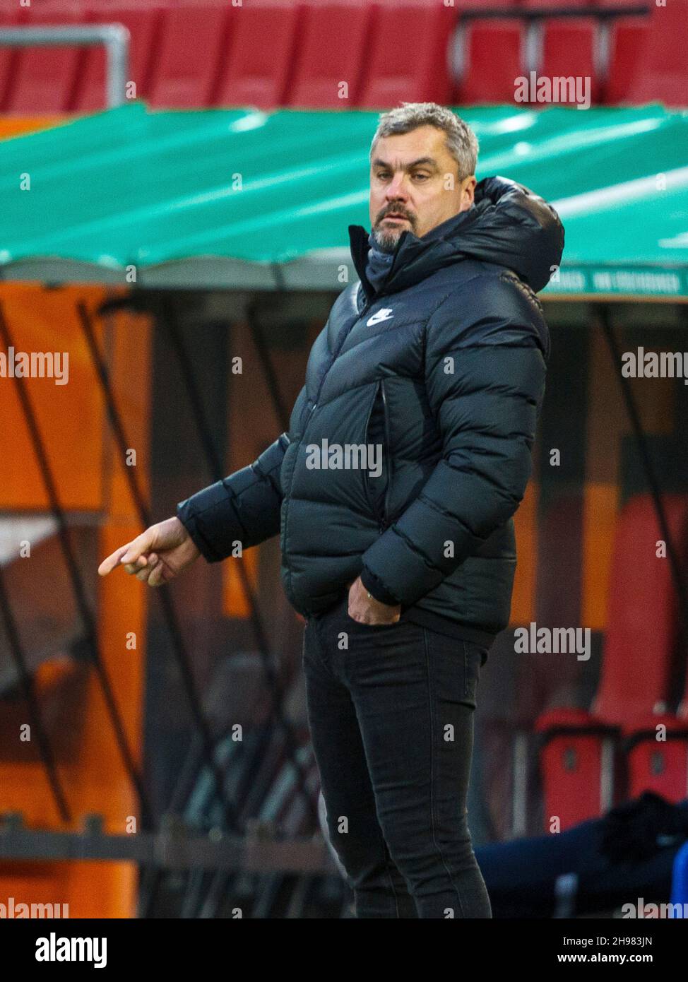 Thomas REIS, allenatore di Bochum. Calcio, Augusta - Bochum. Calcio Bundesliga, FC Augsburg - VfL Bochum 2: 3, 14° giorno di partita, stagione 2021-2022, il 4 dicembre 2021 ad Augsburg, WWKARENA, Germania. Le normative DFL vietano l'uso di fotografie come sequenze di immagini e/o quasi-video. ¬ Foto Stock