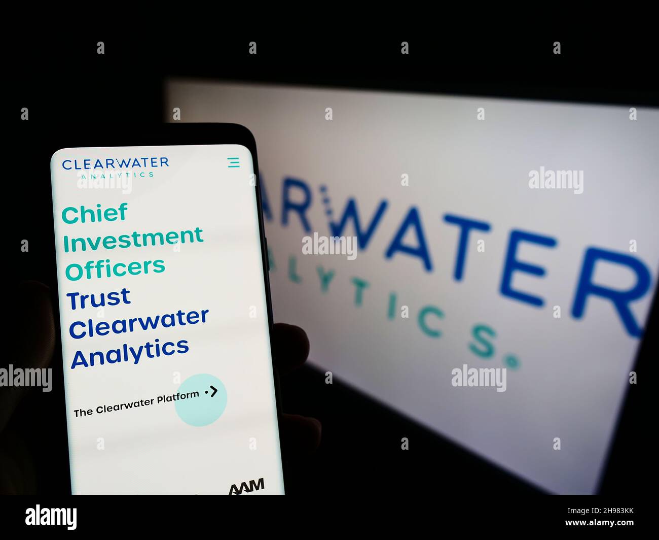 Persona che detiene il cellulare con il sito web della società di Fintech degli Stati Uniti Clearwater Analytics Holdings Inc. Su schermo con il logo. Concentrarsi sul centro del display del telefono. Foto Stock