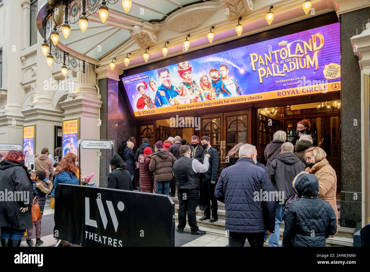4 dicembre 2021: Pantoland al London Palladium apre per le tradizionali performance natalizie dopo che la produzione dello scorso anno è stata cancellata a causa della pandemia del coronavirus. Lo spettacolo di famiglia che vede le stelle Donny Osmond e Julian Clary corre fino al 9 gennaio. Londra, Regno Unito. Foto Stock