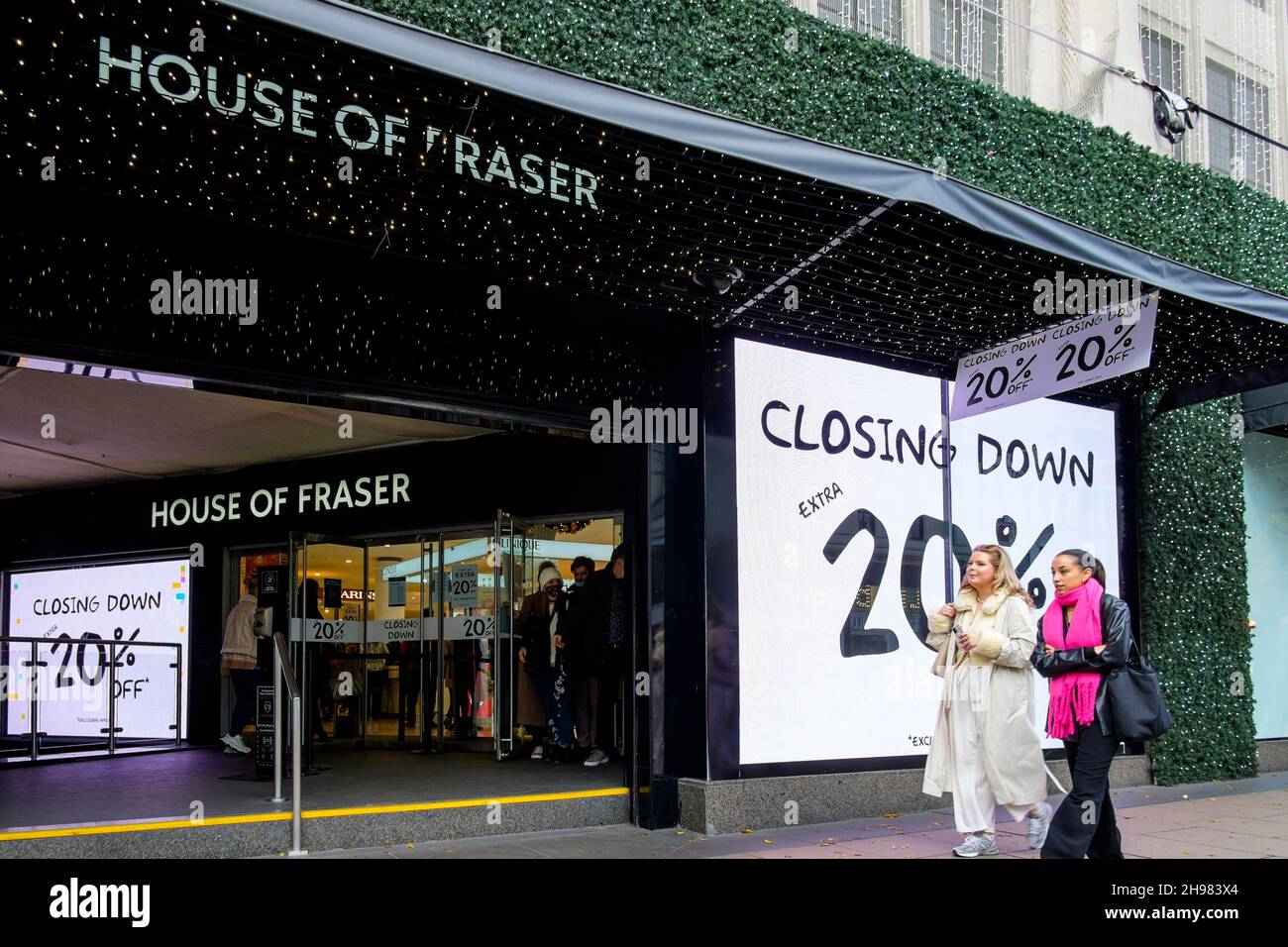 4 dicembre 2021; la chiusura del negozio di punta House of Fraser a Oxford Street, Londra è prevista per gennaio 2022. Ai proprietari dell'edificio è stato concesso il permesso di pianificare la ristrutturazione del sito in sei piani di uffici con vendita al dettaglio al piano terra. L'attuale edificio al 318 di Oxford Street è in piedi dal 1937. Foto Stock