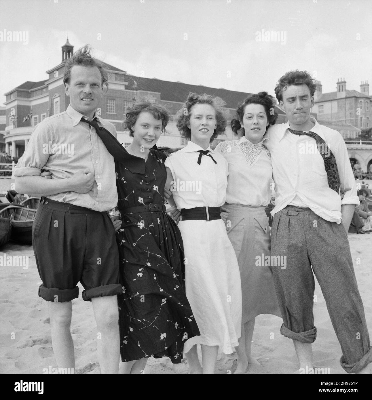 Personale che ha mandato l'ufficio di Londra di Laing a Bournemouth, 30/05/1953. Un ritratto di un gruppo di persone sulla spiaggia durante una gita del personale dell'ufficio londinese di Laing a Bournemouth. Foto Stock