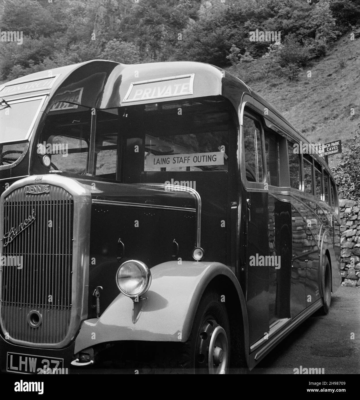 Cheddar, Sedgemoor, Somerset, 28/05/1949. Una vista ravvicinata di un pullman parcheggiato a Cheddar Gorge per una breve sosta durante una gita del personale di Laing a Minehead. Questa uscita è stata per il personale di Laing dalla zona sud-occidentale, compresi i contratti a Bristol, Boscombe Down, Swindon, Cirencester e Gloucestershire. Coloro che provenivano da Bristol si fermarono alla Cheddar Gorge per visitare le Cox's Caves durante il loro viaggio verso Minehead. Foto Stock