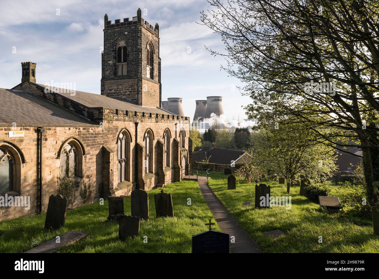 St Edward's Church, Bratherton, North Yorkshire, 2018. Vista generale della chiesa di St Edward, Bratherton, da nord-est, con le torri di raffreddamento della centrale elettrica di Ferrybridge C. Foto Stock