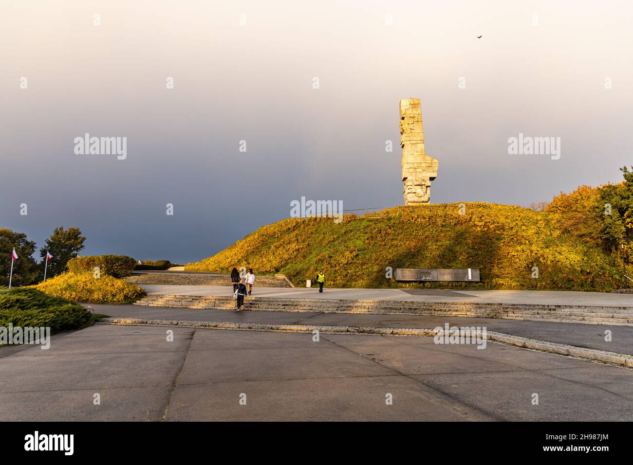 Gdansk, Polonia - Ottobre 24 2020: Piazza Westerplatte con grande monumento in pietra sulla cima della collina Foto Stock