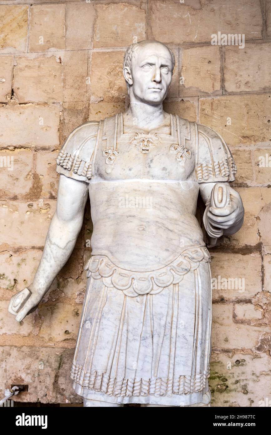 Statua di marmo del XVI secolo di Giulio Cesare a Castell de Bellver a Palma, Maiorca, Spagna Foto Stock