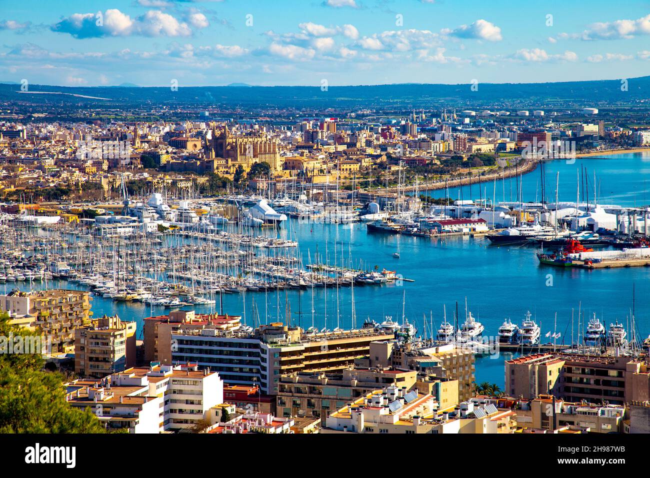 Vista sul porto turistico di Palma di Maiorca e sul centro città da Castell de Bellver, Maiorca, Spagna Foto Stock
