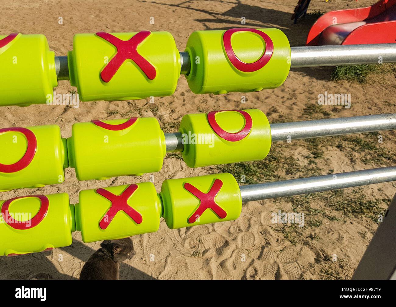 Gioco di logica per bambini Tic-tac-TOE, ALL'APERTO SUL PARCO GIOCHI. Foto Stock