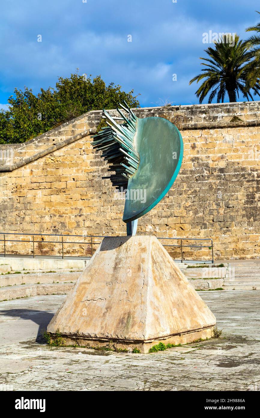 Scultura 'hacia el sur' dell'artista uruguaiano Enrique Fernández Broglia presso la fontana Parc de la Mer, Palma, Maiorca, Spagna Foto Stock