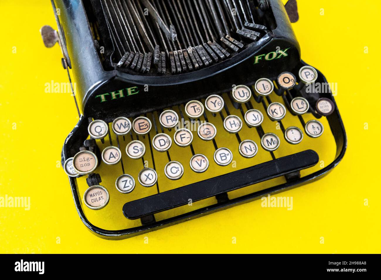 La Fox vintage macchina da scrivere su sfondo giallo Foto Stock