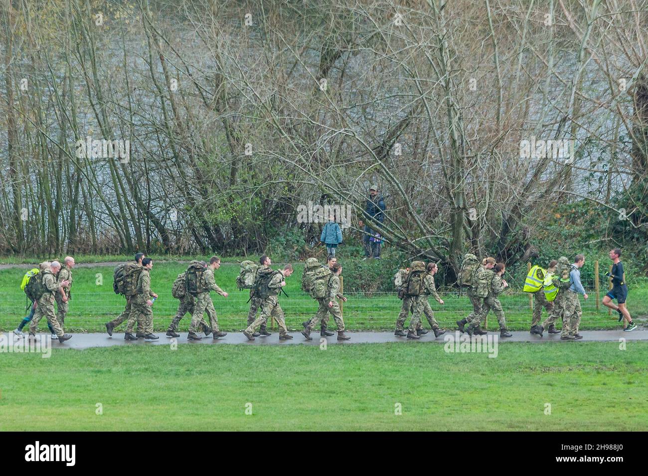 Londra, Regno Unito. 5 dicembre 2021. Un plotone di soldati di reservist effettua un test di idoneità in attrezzatura di combattimento completa (tranne le armi) - tempo drizzly in Hampstead doesnt fermare la gente che si esercita su Hampstead Heath. Credit: Guy Bell/Alamy Live News Foto Stock