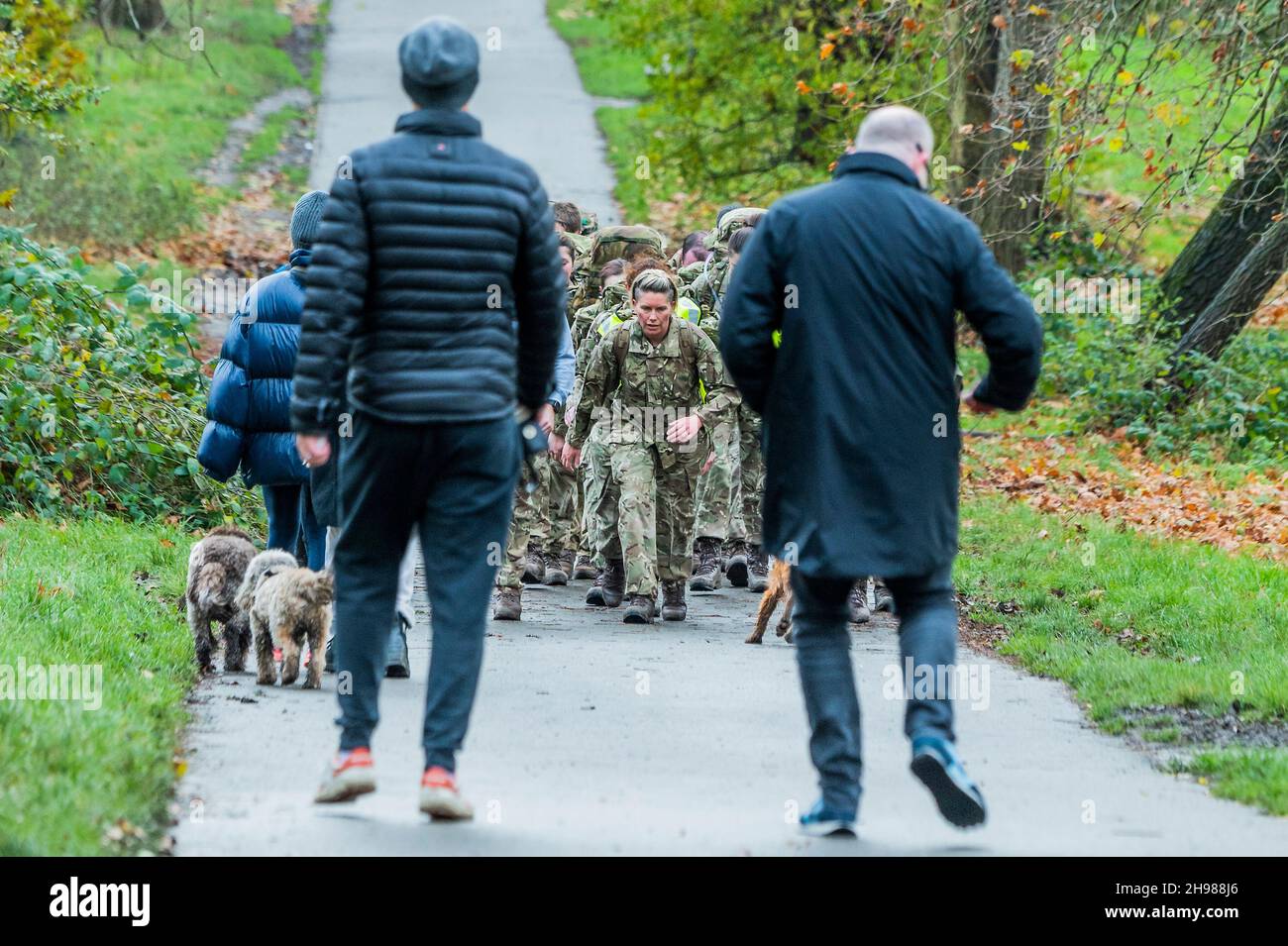 Londra, Regno Unito. 5 dicembre 2021. Un plotone di soldati di reservist effettua un test di idoneità in attrezzatura di combattimento completa (tranne le armi) - tempo drizzly in Hampstead doesnt fermare la gente che si esercita su Hampstead Heath. Credit: Guy Bell/Alamy Live News Foto Stock
