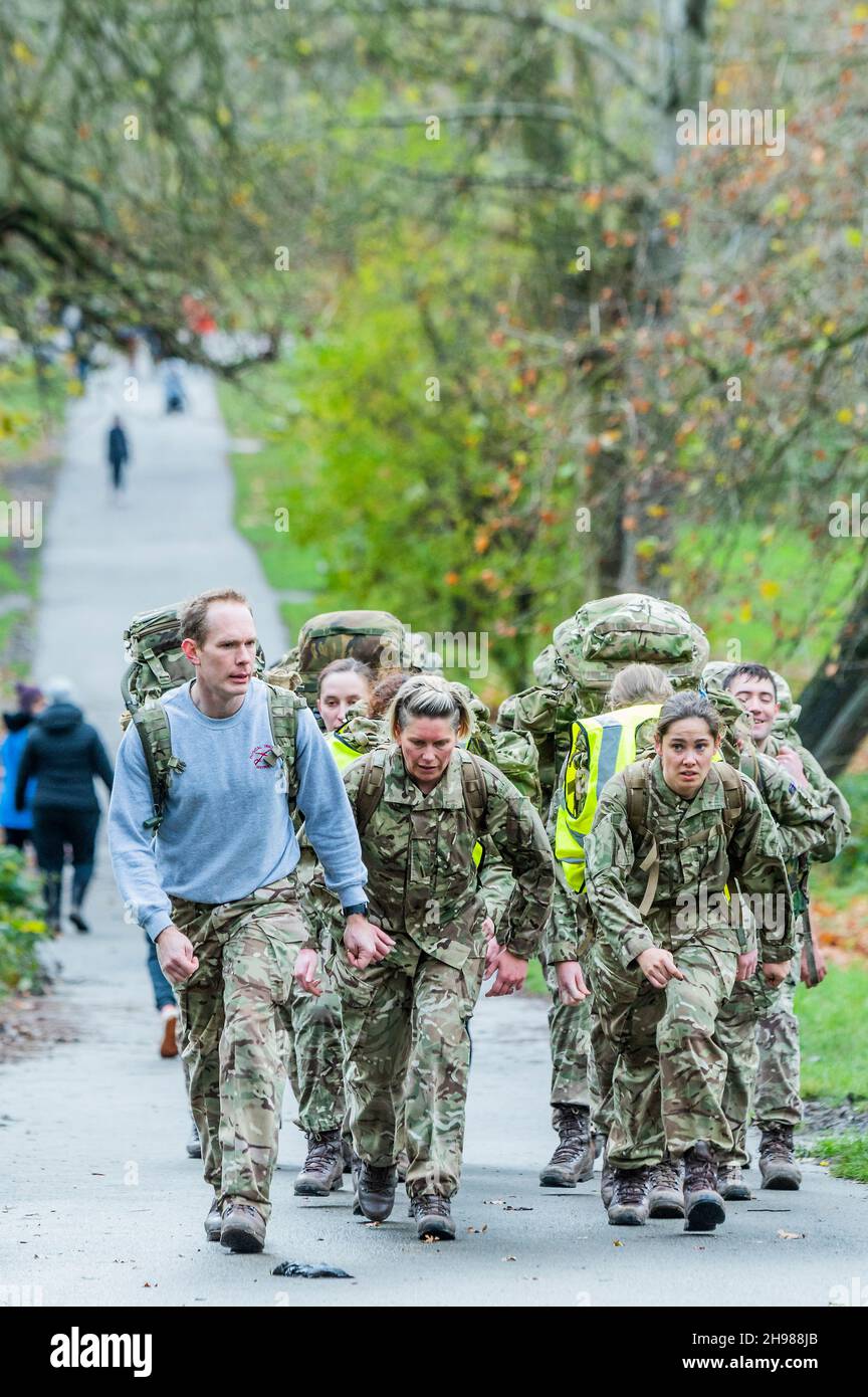 Londra, Regno Unito. 5 dicembre 2021. Un plotone di soldati di reservist effettua un test di idoneità in attrezzatura di combattimento completa (tranne le armi) - tempo drizzly in Hampstead doesnt fermare la gente che si esercita su Hampstead Heath. Credit: Guy Bell/Alamy Live News Foto Stock