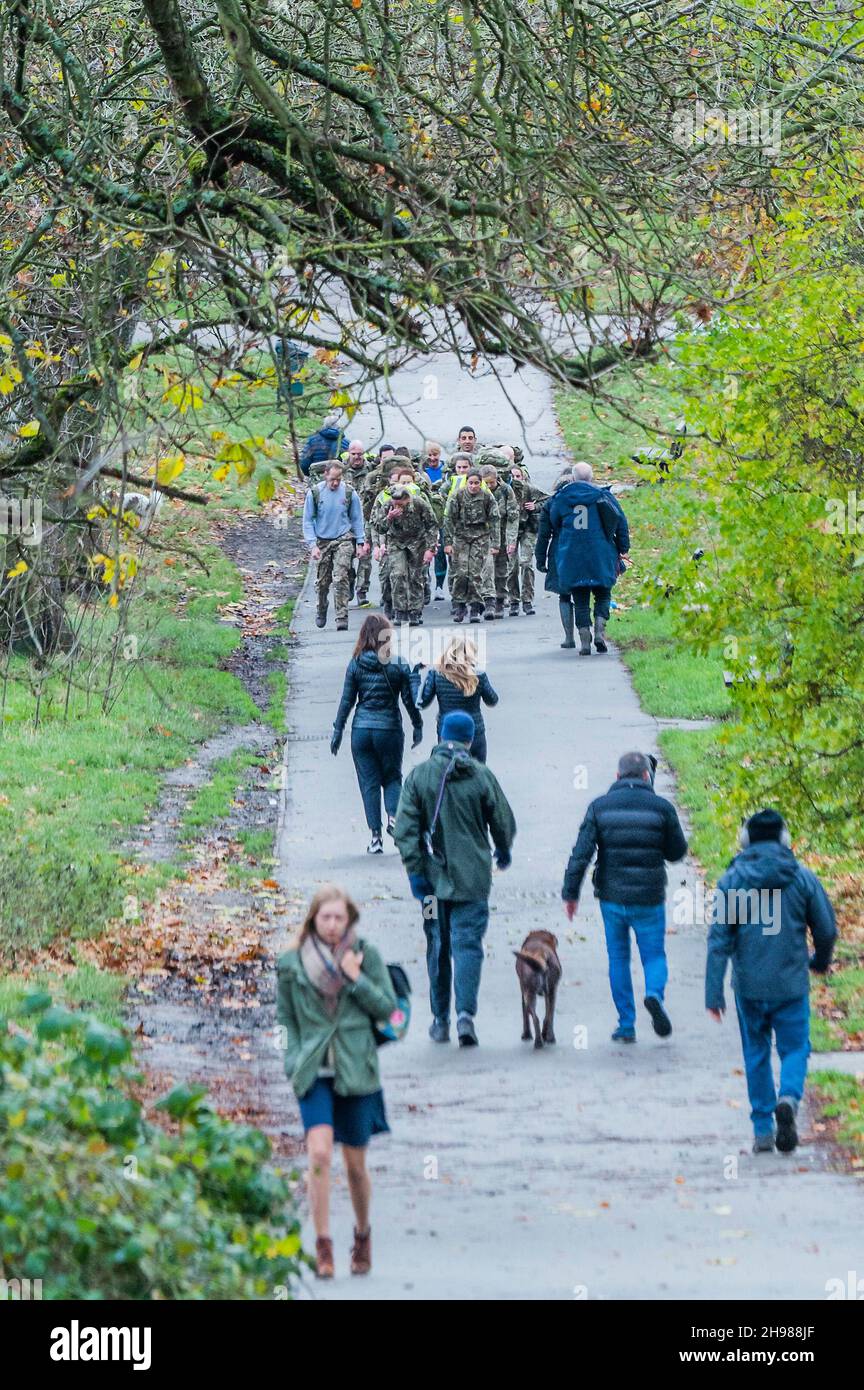 Londra, Regno Unito. 5 dicembre 2021. Un plotone di soldati di reservist effettua un test di idoneità in attrezzatura di combattimento completa (tranne le armi) - tempo drizzly in Hampstead doesnt fermare la gente che si esercita su Hampstead Heath. Credit: Guy Bell/Alamy Live News Foto Stock