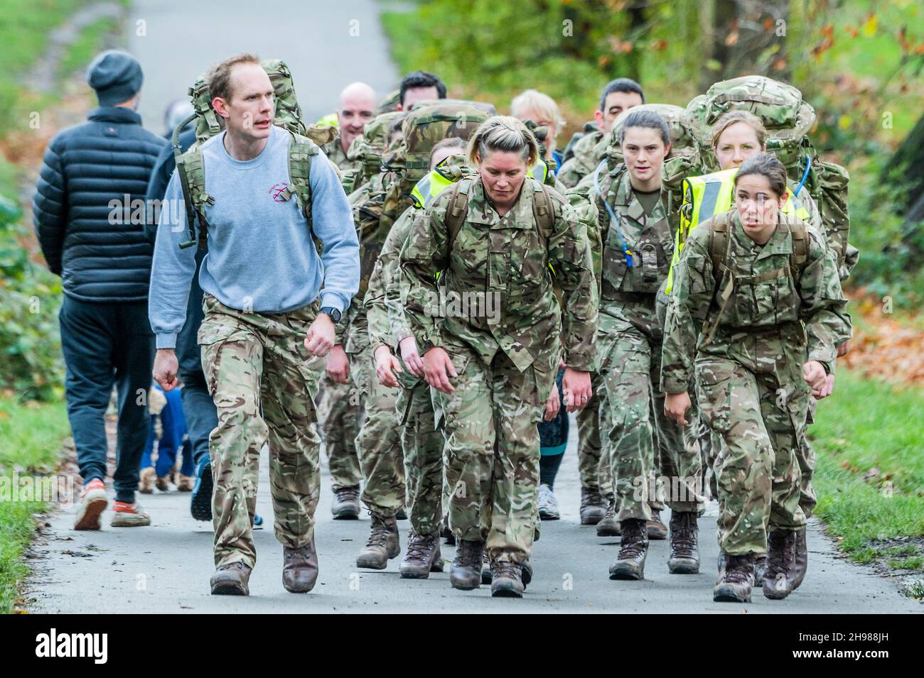 Londra, Regno Unito. 5 dicembre 2021. Un plotone di soldati di reservist effettua un test di idoneità in attrezzatura di combattimento completa (tranne le armi) - tempo drizzly in Hampstead doesnt fermare la gente che si esercita su Hampstead Heath. Credit: Guy Bell/Alamy Live News Foto Stock