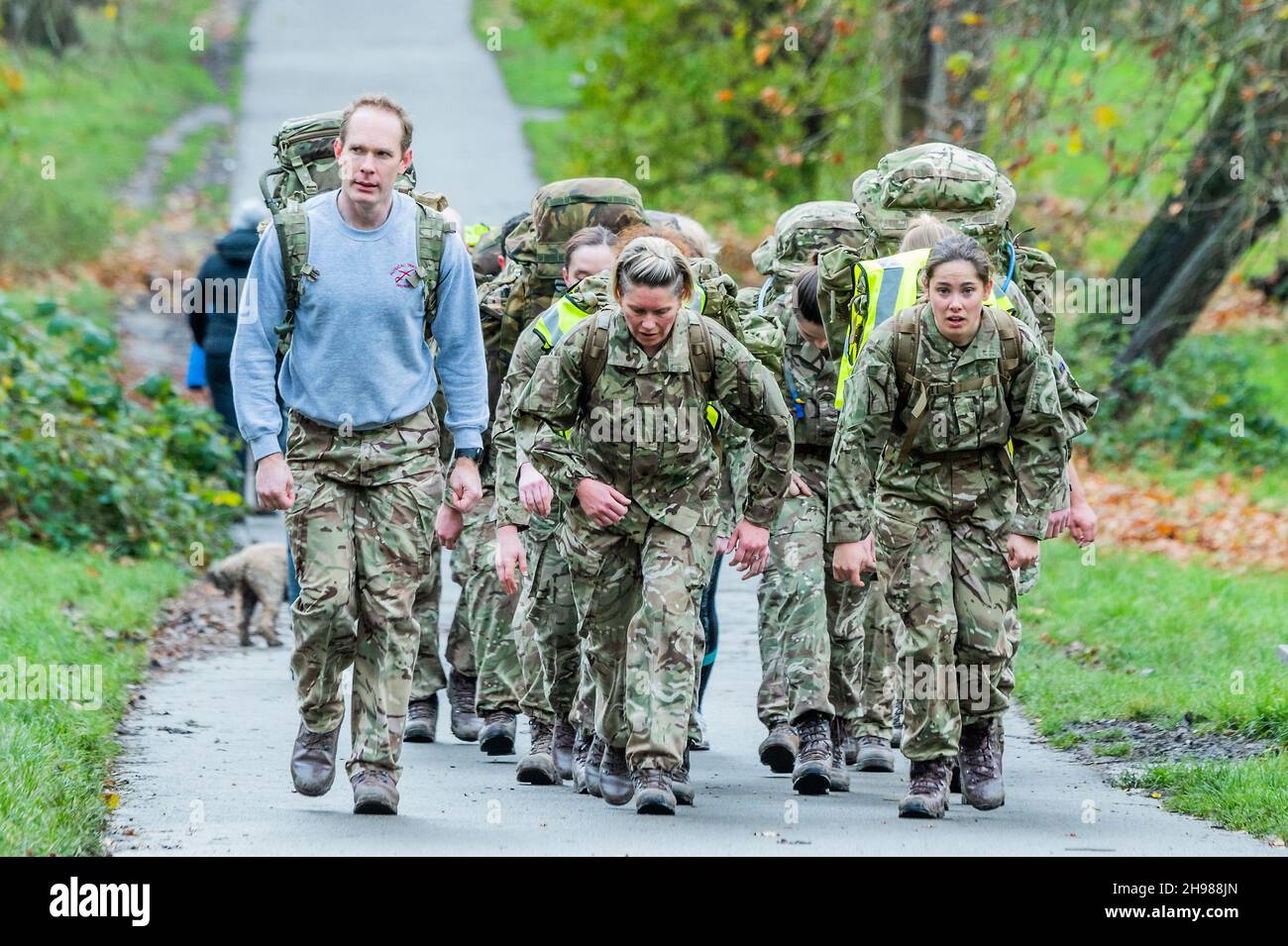 Londra, Regno Unito. 5 dicembre 2021. Un plotone di soldati di reservist effettua un test di idoneità in attrezzatura di combattimento completa (tranne le armi) - tempo drizzly in Hampstead doesnt fermare la gente che si esercita su Hampstead Heath. Credit: Guy Bell/Alamy Live News Foto Stock