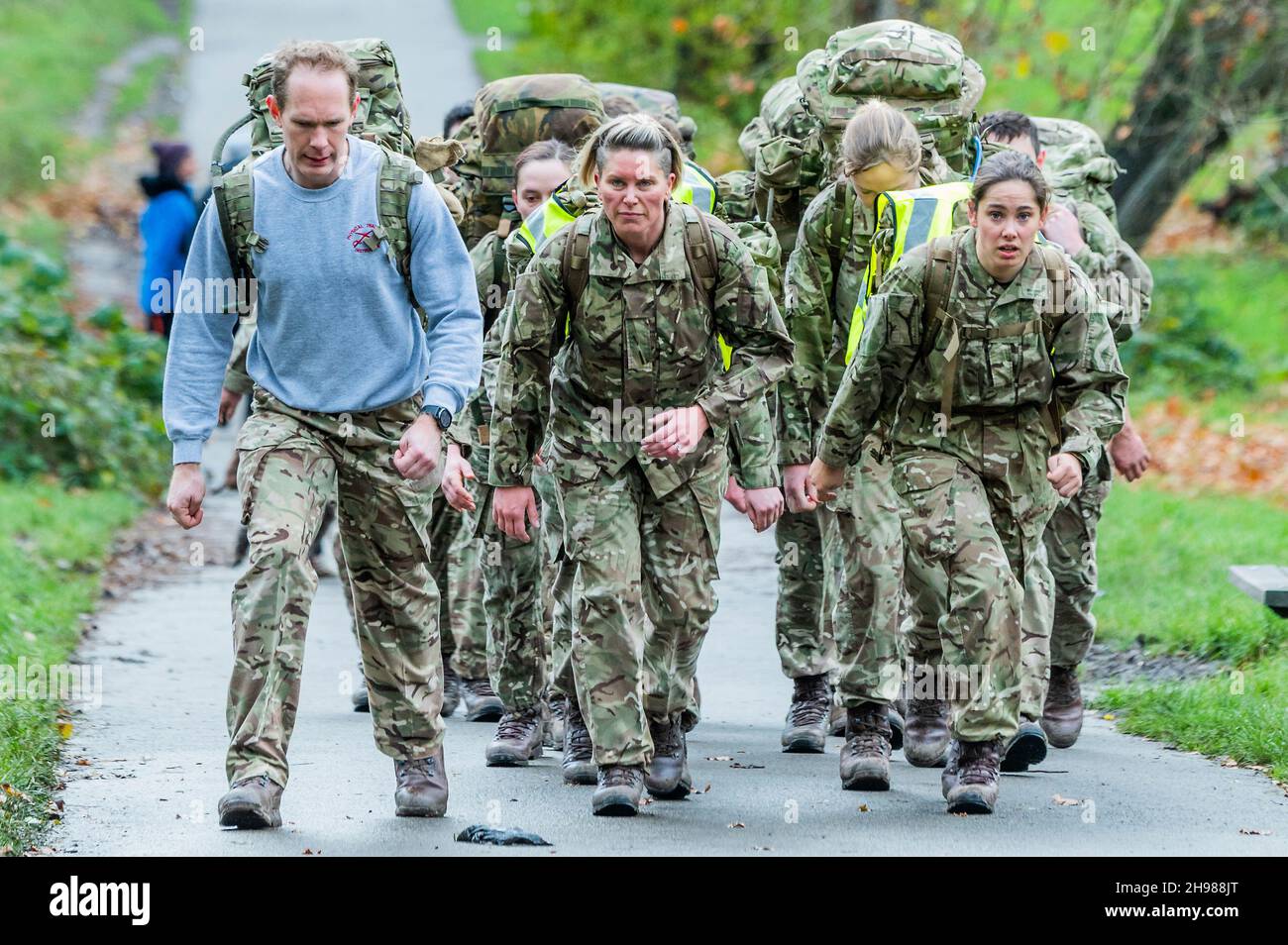 Londra, Regno Unito. 5 dicembre 2021. Un plotone di soldati di reservist effettua un test di idoneità in attrezzatura di combattimento completa (tranne le armi) - tempo drizzly in Hampstead doesnt fermare la gente che si esercita su Hampstead Heath. Credit: Guy Bell/Alamy Live News Foto Stock
