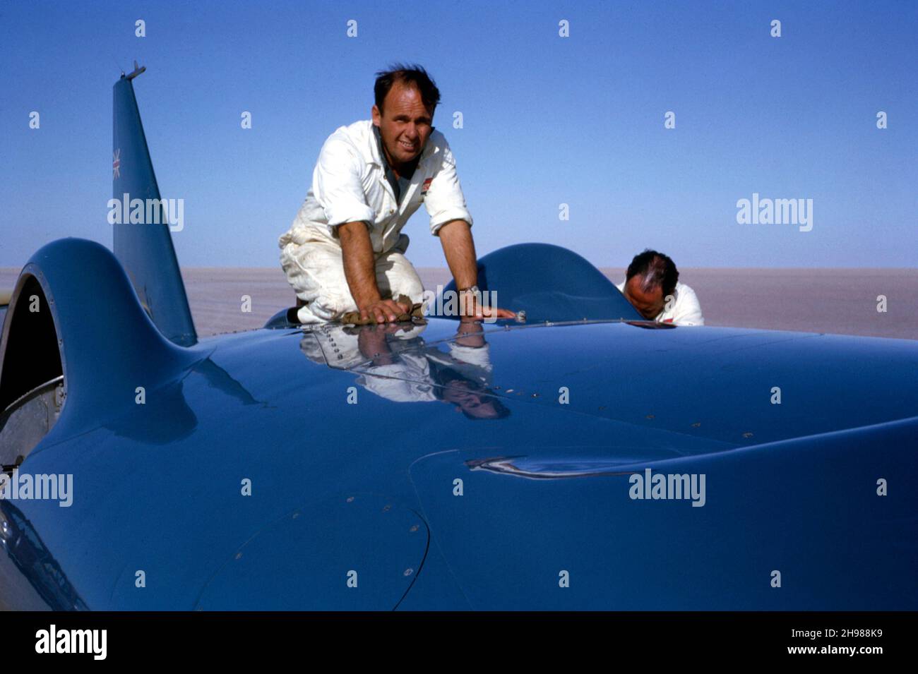 Bluebird CN7 membro dell'equipaggio di supporto Allan Dougherty, Lake Eyre, Australia, 1964. Foto Stock