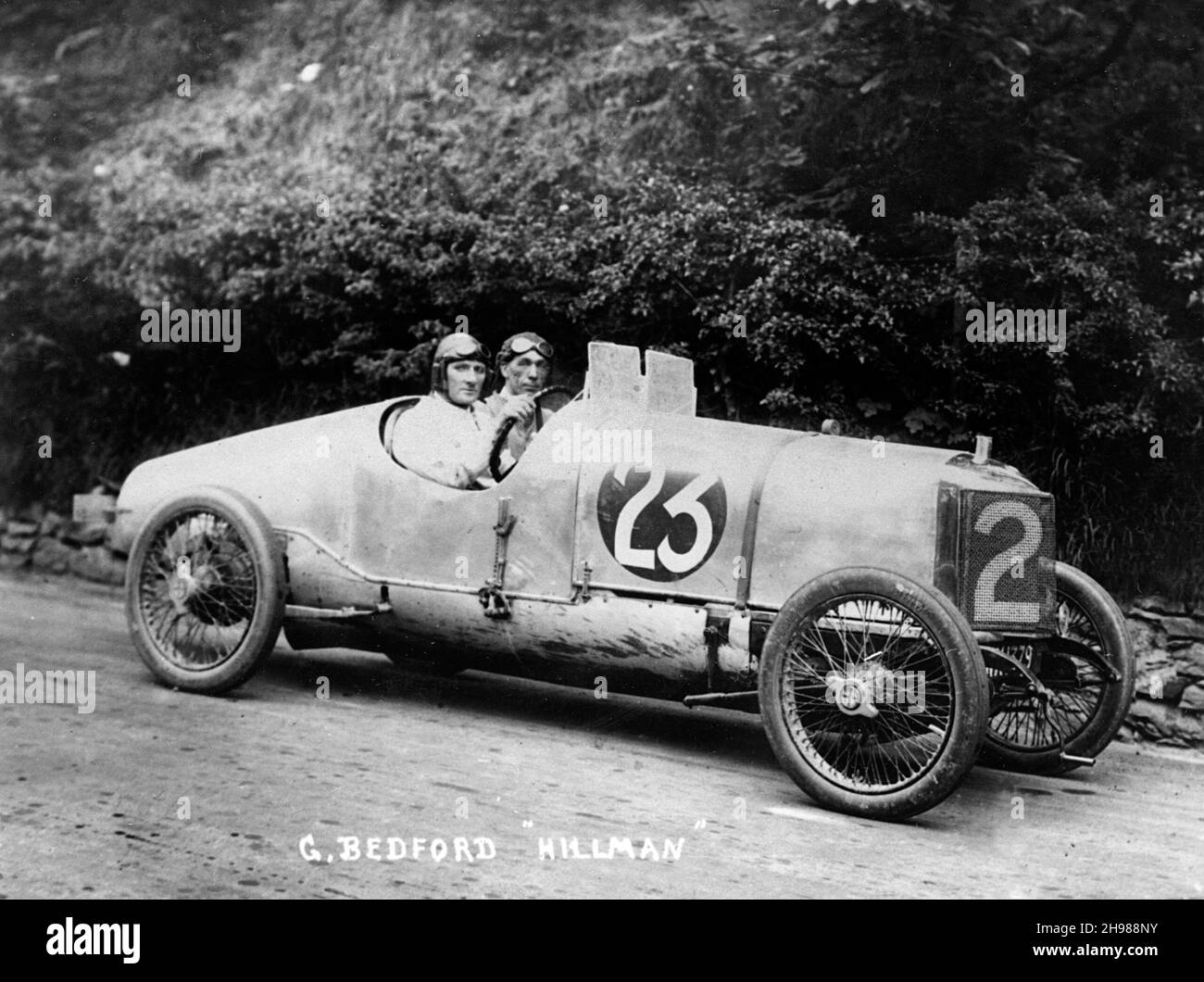 Il pilota britannico George Bedford guida un Hillman 10hp, 1921. Foto Stock