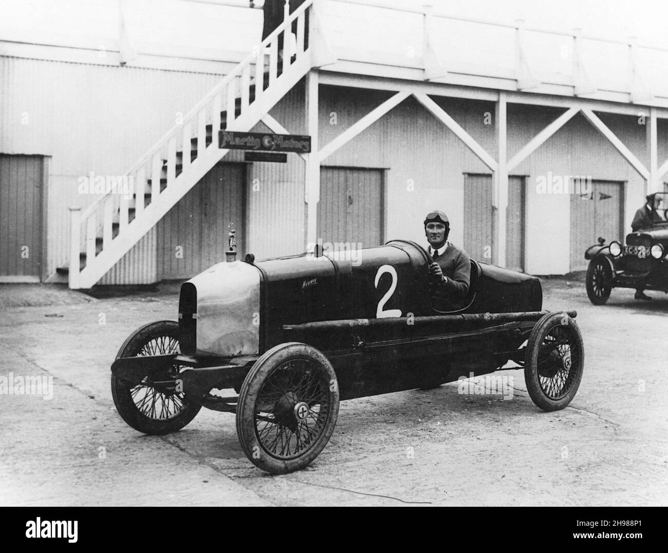 Il pilota britannico George Bedford alla guida di un Hillman, 1921. Foto Stock