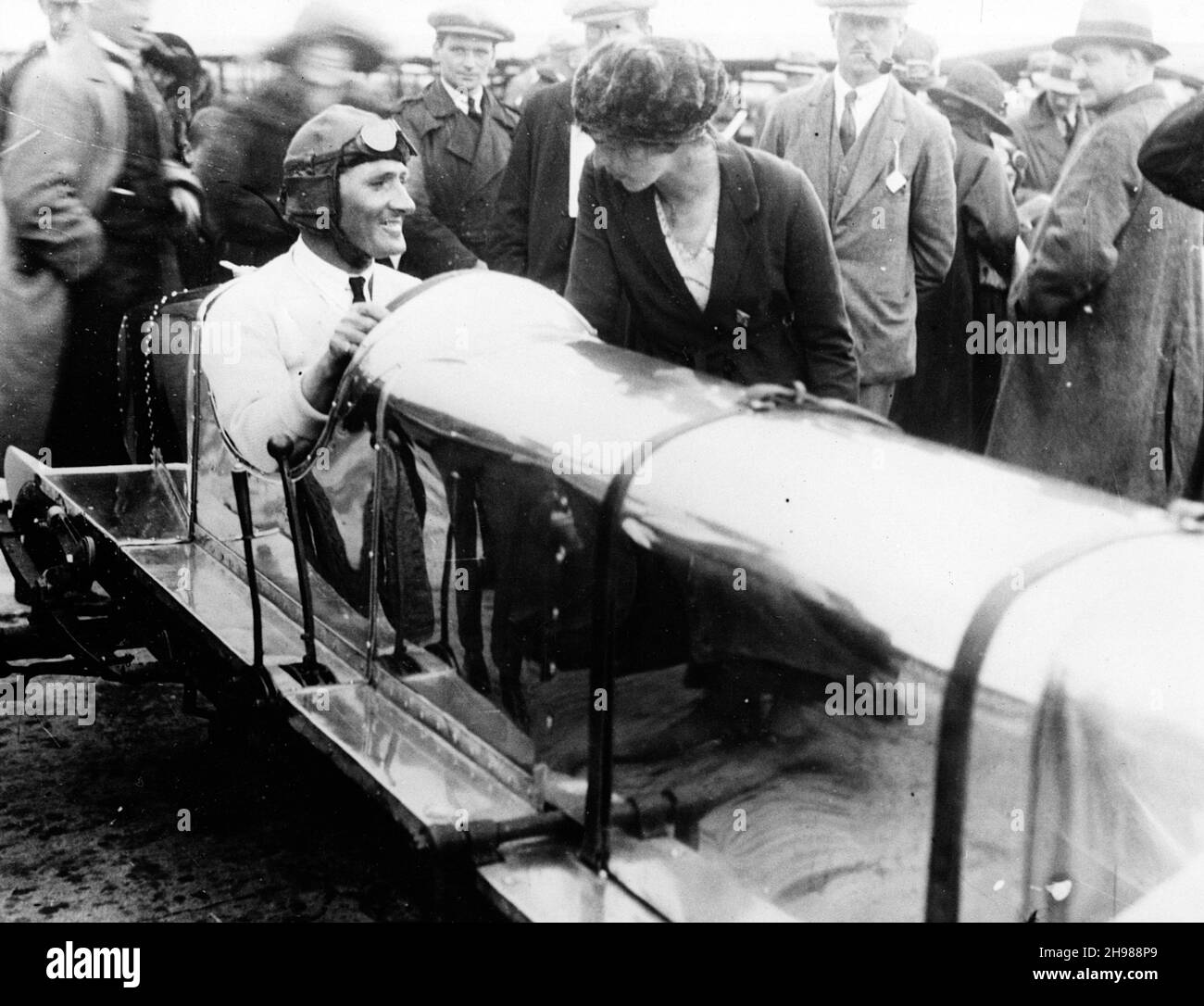 Il pilota britannico George Bedford in un Hillman 10hp, 1921. Foto Stock