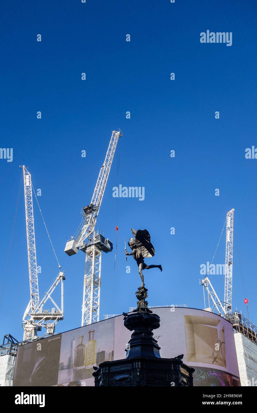 La famosa statua di Eros vista sullo sfondo delle gru a torre, in un cantiere di Piccadilly Circus nel West End di Londra, Regno Unito Foto Stock